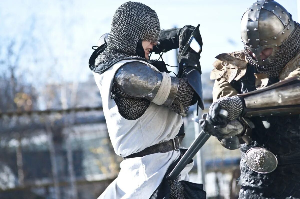 Моргенштерн рыцарь фэнтези. Рыцари сражаются на мечах. Средневековый бой на мечах. Сражение двух рыцарей. N.