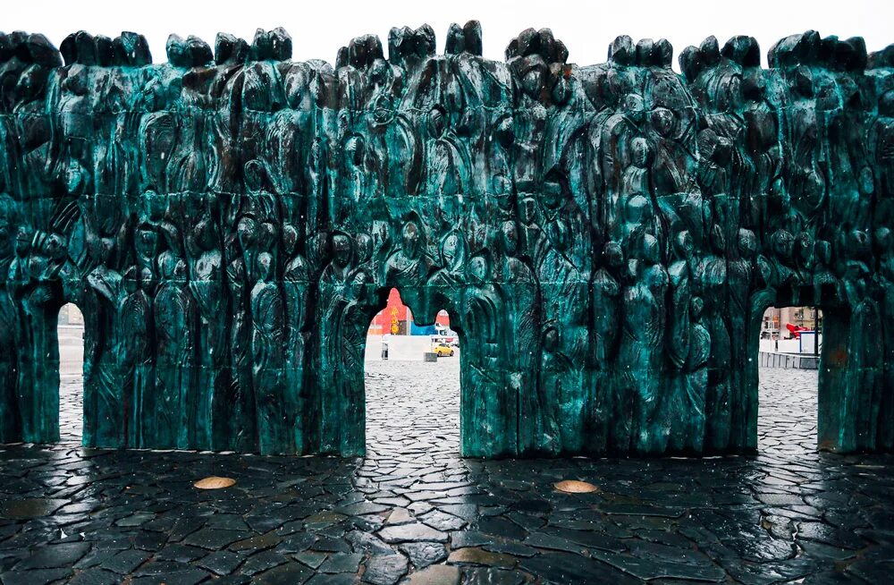 Стена скорби на проспекте сахарова. Памятник стена скорби в москве. Памятник политическим репрессиям волжский. Мемориал жертвам политических репрессий в москве. Мемориал стена скорби в москве.