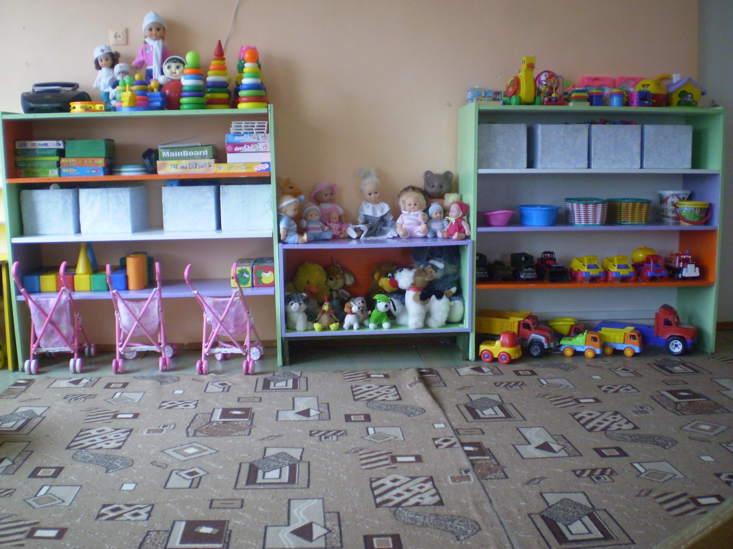 уголки в ясельной группе. уголки в детском саду в младшей группе. спортивный уголок в садике. тематические зоны в группе детского сада. уголок изо в детском саду.