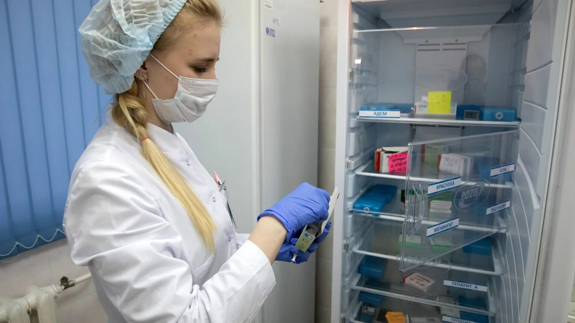 Работа медицинской сестры в прививочном кабинете. Медицинская сестра прививочного кабинета. холодильник для вакцин. холодильник в прививочном кабинете. хранение вакцин в прививочном кабинете.