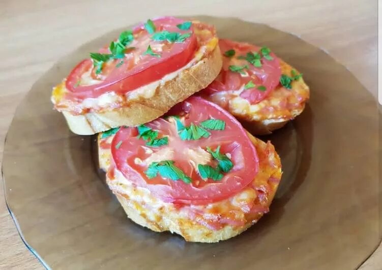 Мини пицца с колбасой и помидорами