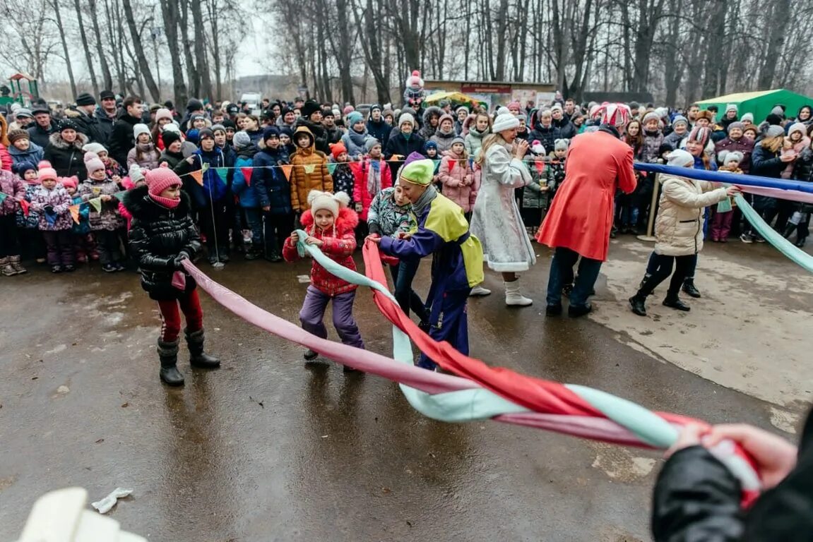 Парк 50 летия октября масленица. Масленичный забег. МУК ДК 40 лет октября Кимры. Масленица 2020 года в городе Истре концерт. Забег на Масленицу Борисовские пруды.