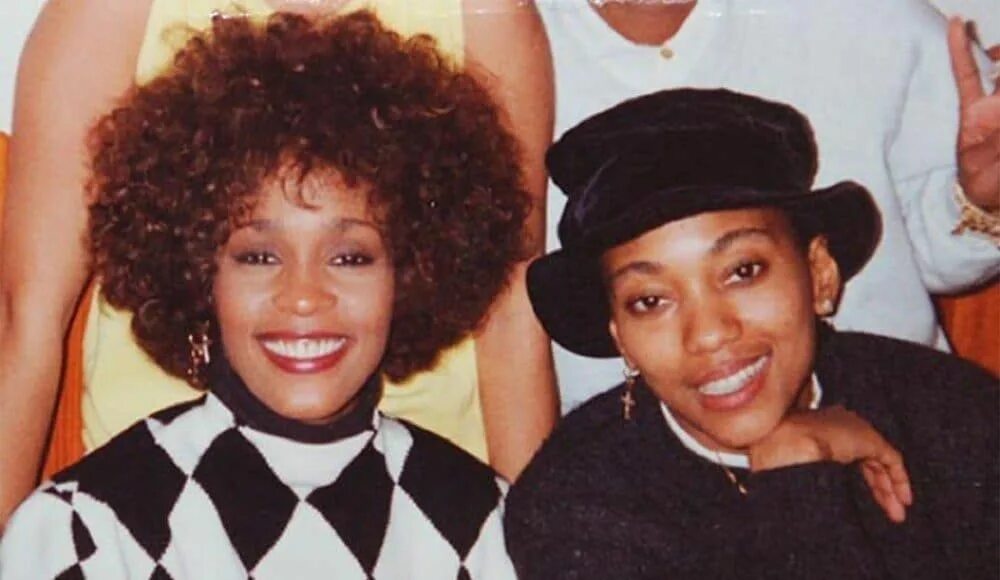 Робин кроуфорд фото сейчас. Уитни хьюстон и робин. Уитни хьюстон и робин. Уитни хьюстон и подруга роб. Уитни хьюстон с подругой.