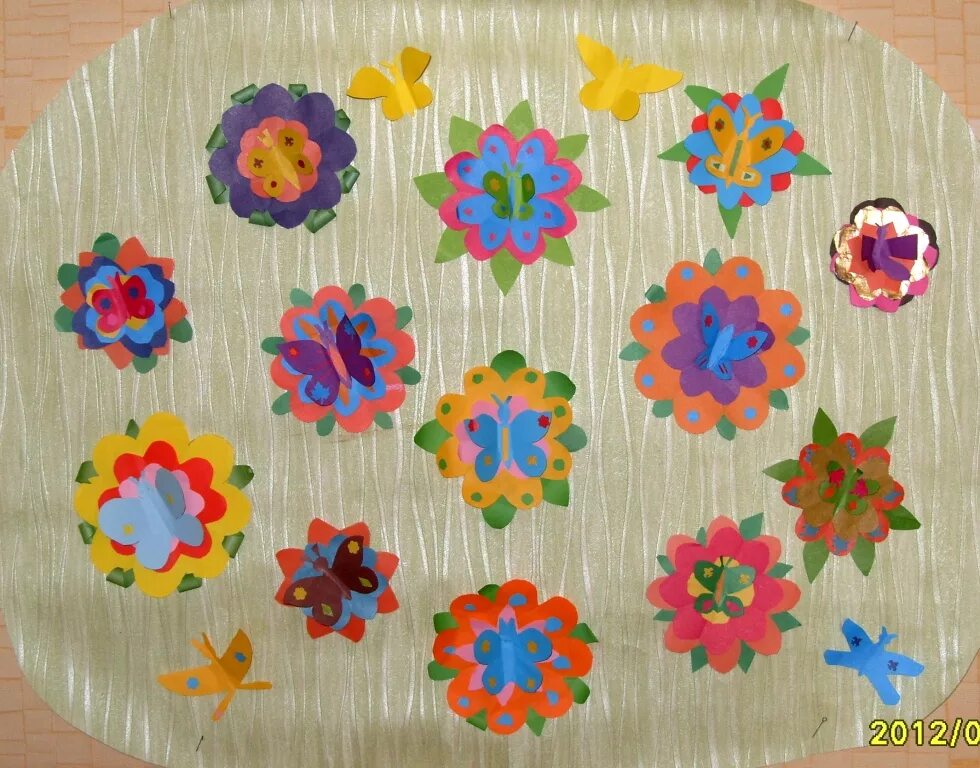 Группа цветочная поляна. Рисование панно красивые цветы. Коллективная работа цветная Поляна. Панно красивые цветы рисование в старшей группе. Аппликация Цветочная Поляна в старшей группе.