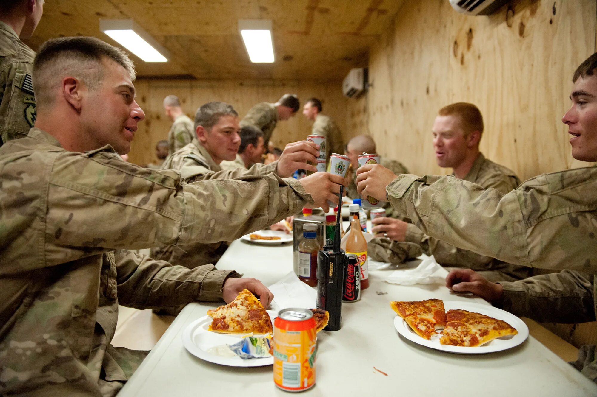 Как живут люди на сво. Питание в американской армии. Столовая в американской армии. Обед в американской армии. Американский солдат.