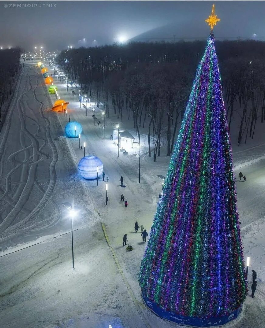 Необычные новогодние елки. Елочная игрушка в виде земного шара. Самара арена елка 2022. Планета земля. Новогодняя фантазия.