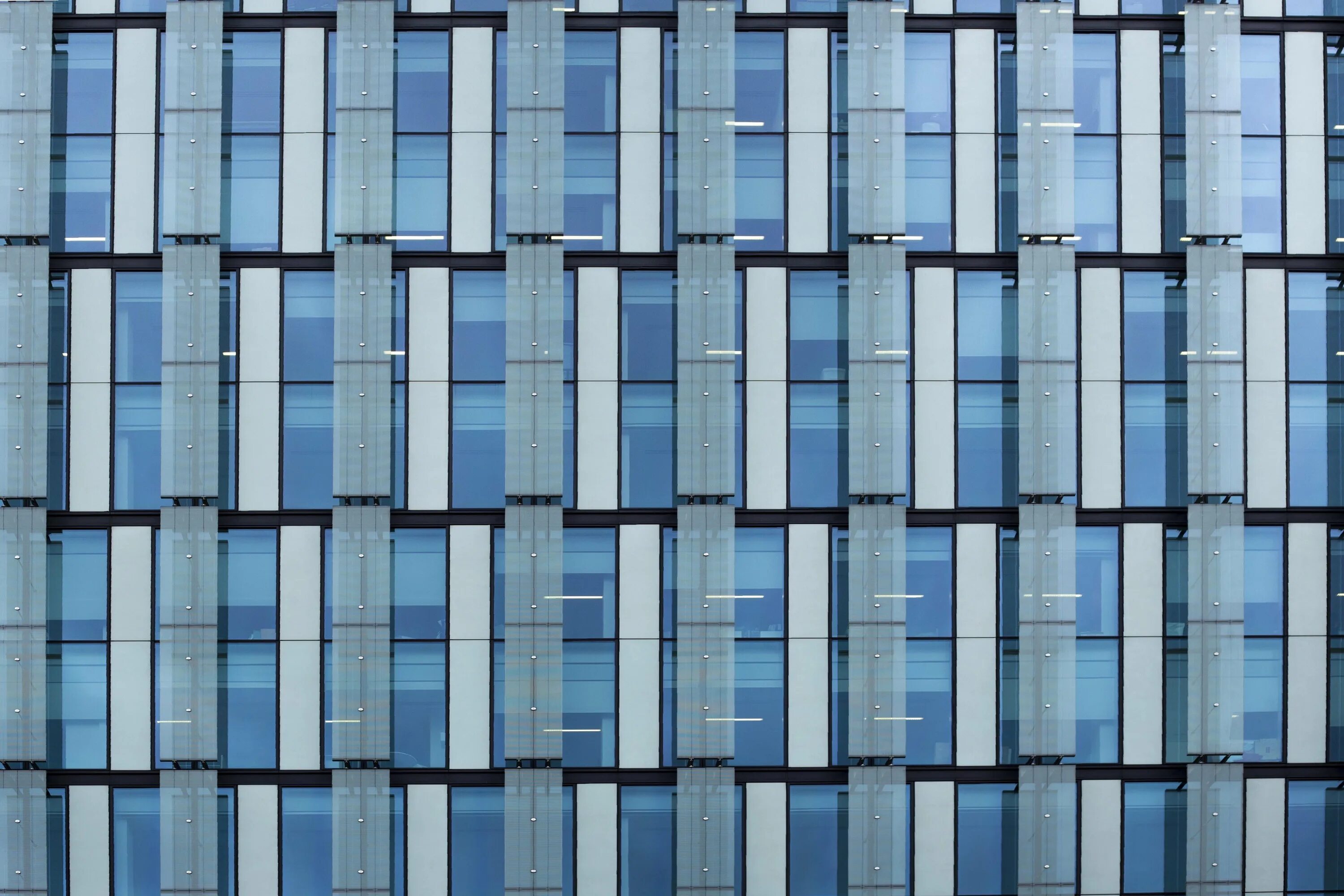 Текстура здания. Фасады высотных зданий. Текстура фасада здания. Металлические полоски в панели. Текстура фасада.