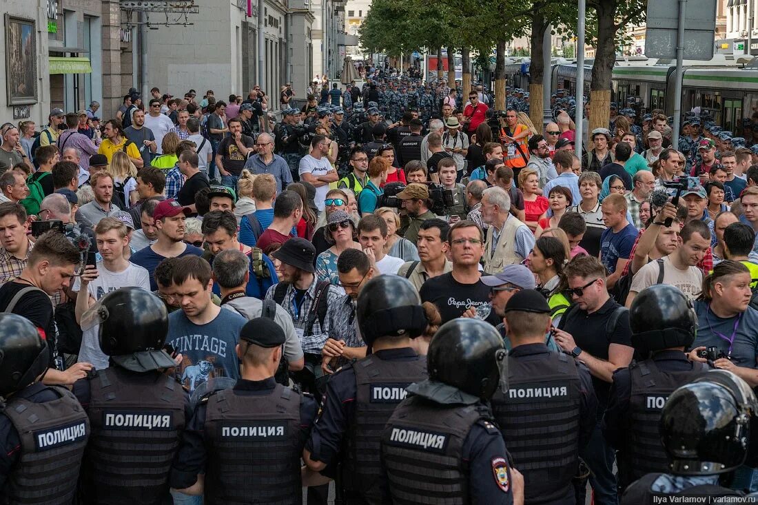 Сильные новости в москве. Толпа полиции. Протесты в Москве. Протесты в России. Толпа митинг.