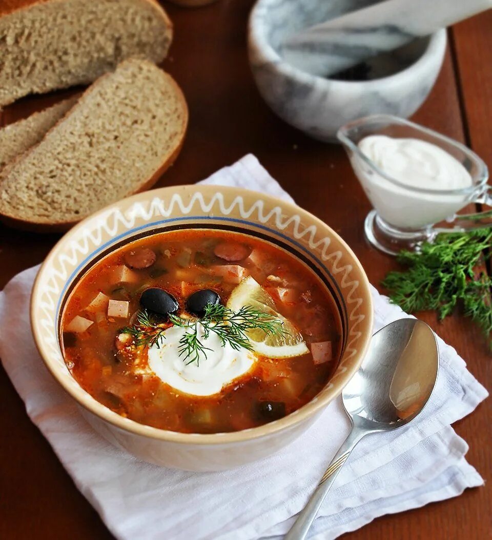 Едят супы на обед. Солянка. Русская кухня. Суп солянка. Традиционная русская еда.