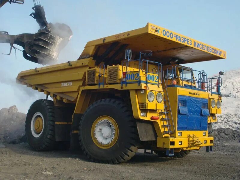 Белаз 200 тонник. Белаз 75131. Категория а3 на карьерный. Автосамосвалов белаз-7513. Hitachi eh1700-3.