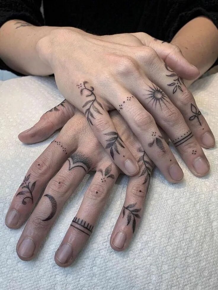 Тату на пальцах мужские. Тату на пальце для девушек. Тату на пальцах. Тату на пальцах рук. Сделать тату на пальцах.