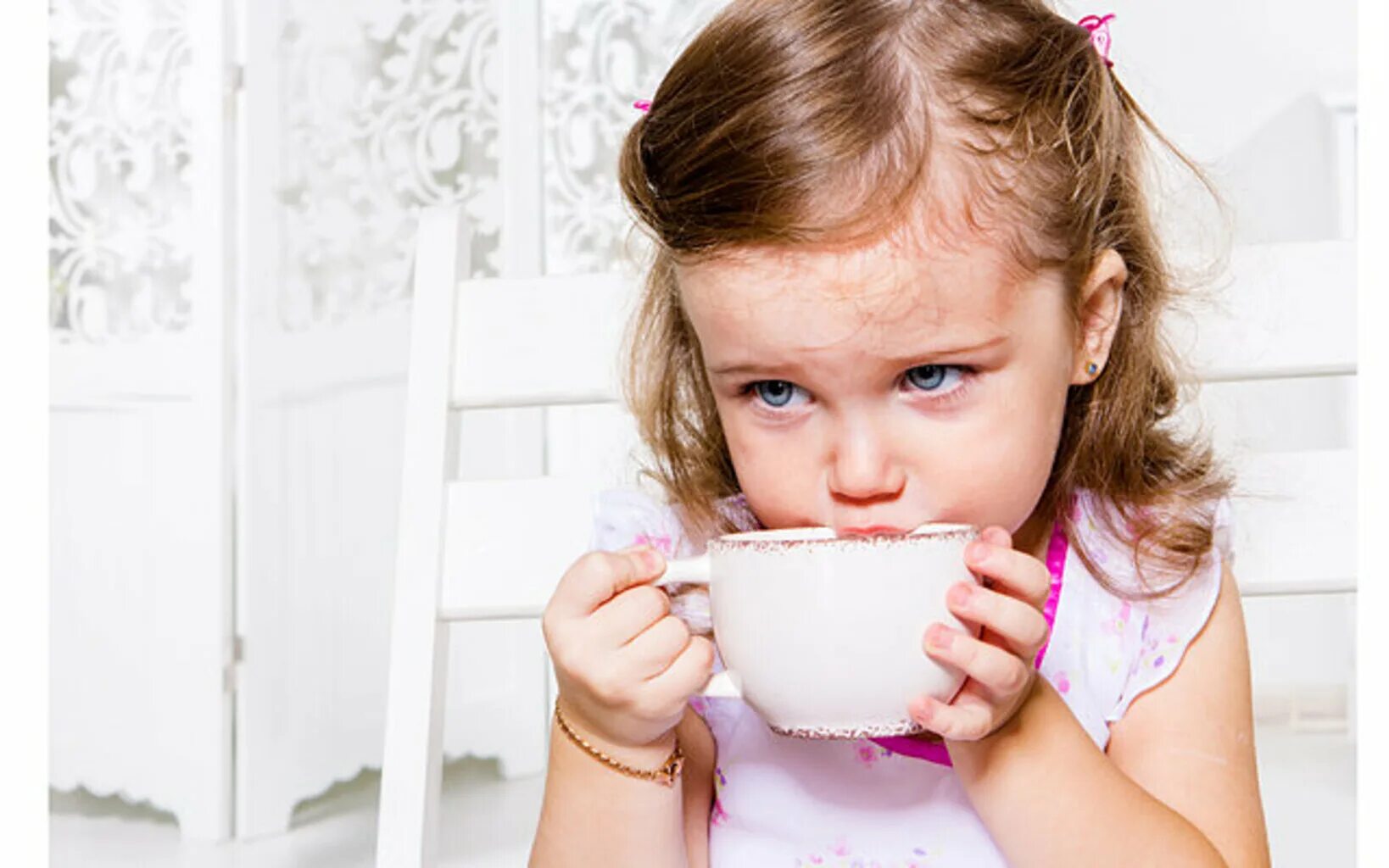 Девочка пьет чай. Дети пьют чай. Чашка чая для детей. Маленькая девочка с кружкой. Для каких детей попить