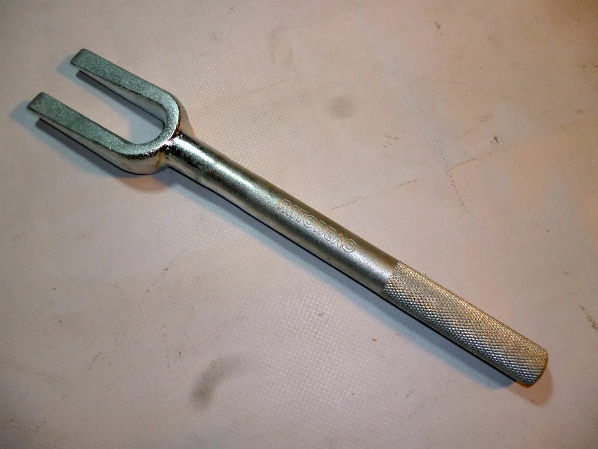 Съемник jtc auto tools 7713. Съемник пятаков суппорта кнорр. Съемник шаровых опор вилка. Съемник шаровых ваз 2106 вилка. Вилка рулевого наконечника.