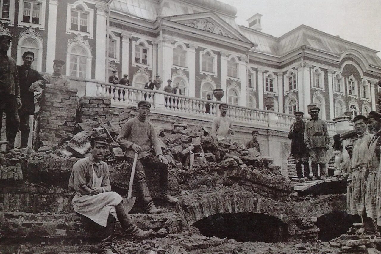Времена реставрации. Большой дворец в Петергофе после войны. Петергоф 1942. Петергоф 1945.