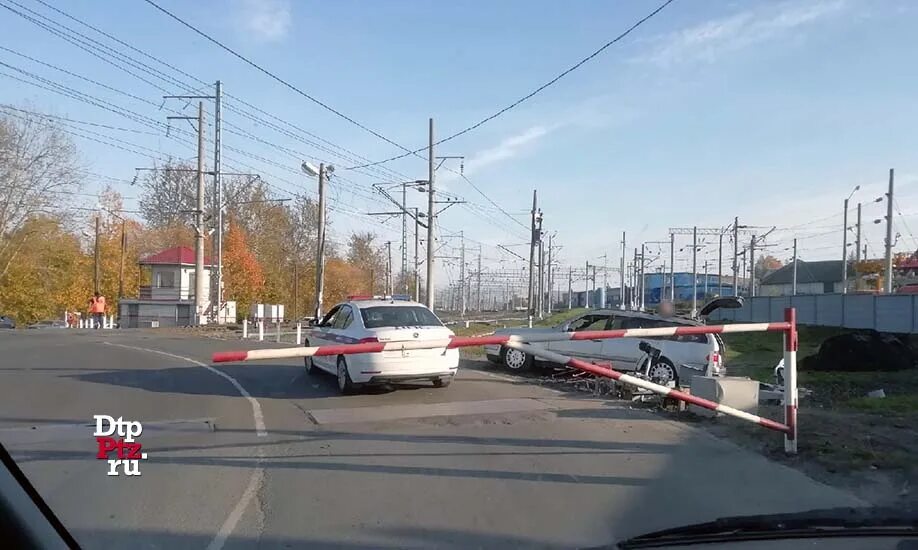 Железнодорожный переезд в Петрозаводске. Светофор на Железнодорожном переезде. Петрозаводск ЖД переезд. Светофор на ЖД переезде.