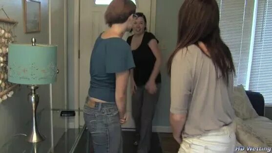 описалась под дверью офиса. еле дотерпела до туалета в джинсах. девушка описалась около двери туал. девушка описалась у двери. описалась у двери туалета.