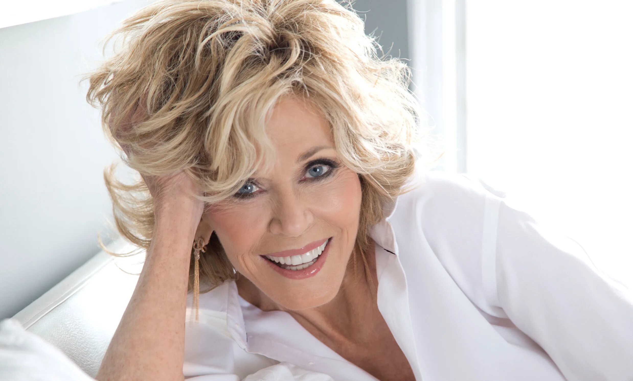 Женщина и мужчина в зрелости. Когда в группе есть люди за 50. Песня женщины за 50 на мужчин. Мужчина и женщина в возрасте. Песня женщины за 50 на мужчин.