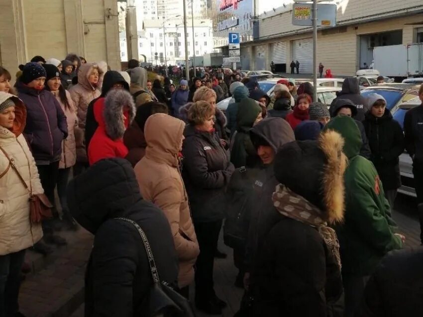 Эвакуация галерея спб сегодня. Галерея Чижова эвакуация Воронеж. Толпа людей в Воронеже. Толпа в галерее. Толпа у храма.