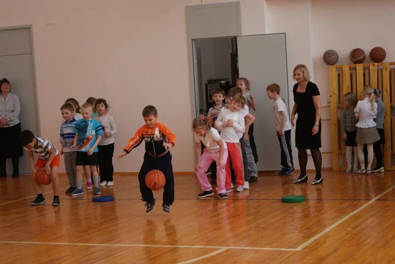 Спортивные соревнования для детей. Спортивные состязания для школьников. Спортивные соревнования в школе. Веселые старты для младших школьников.