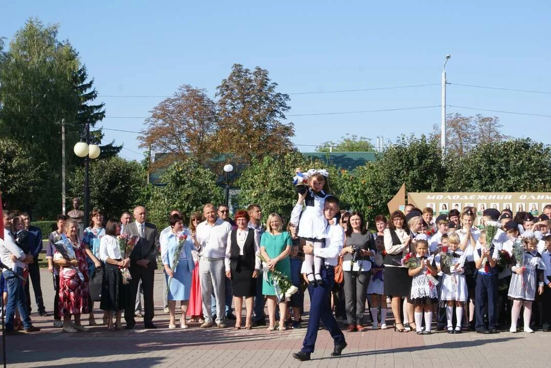 Погода в красном белгородской на неделю. Красное Красненский район школа. Красненский район Белгородская область. Школа 1 Красненский район. Администрация Красненского района Белгородской обл.