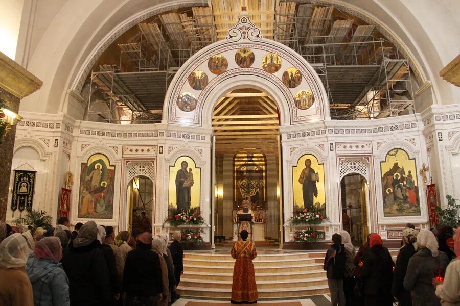 Патриарх кирилл в калининграде. Испания кафедральный собор рпц. Калининград кафедральный собор рпц. Храм христа спасителя калининград. Череда священников в храме христа спасителя в калининграде.