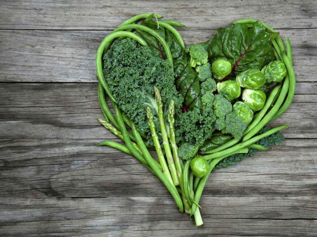 Зеленая ботва. Бэби шпинат. Зелень и листовые овощи. Травинки выдернутые. Малабарский шпинат.