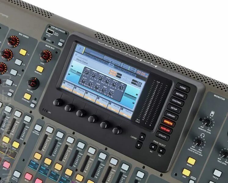 Микшерный пульт behringer x32. Цифровой пульт Беренджер х32. Пульт Behringer x32. Микшерский пульт Behringer x32.