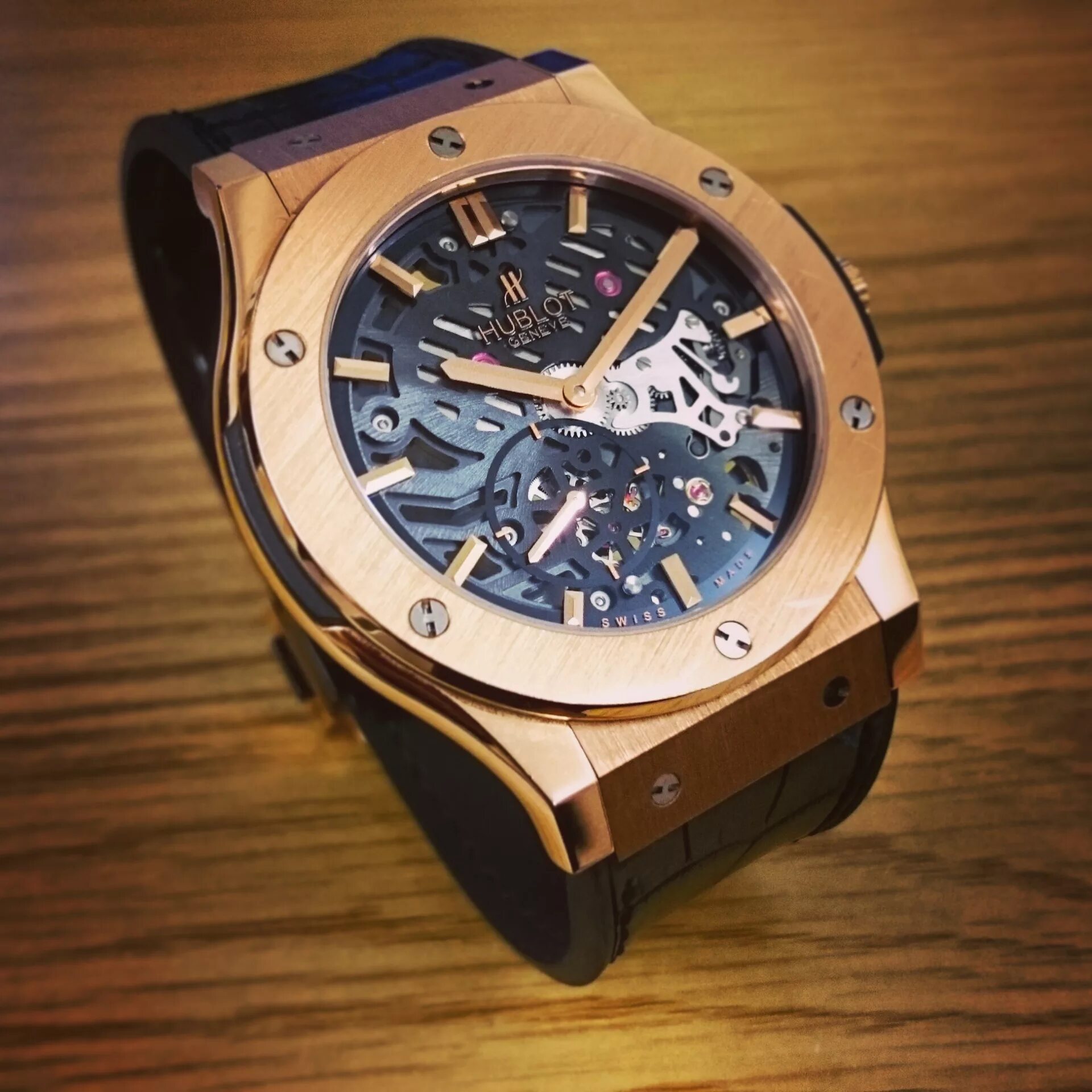 Час хублот. Женские hublot h12001g. hublot geneve золотые. часы хублот мужские оригинал. часы убло оригинал женские.