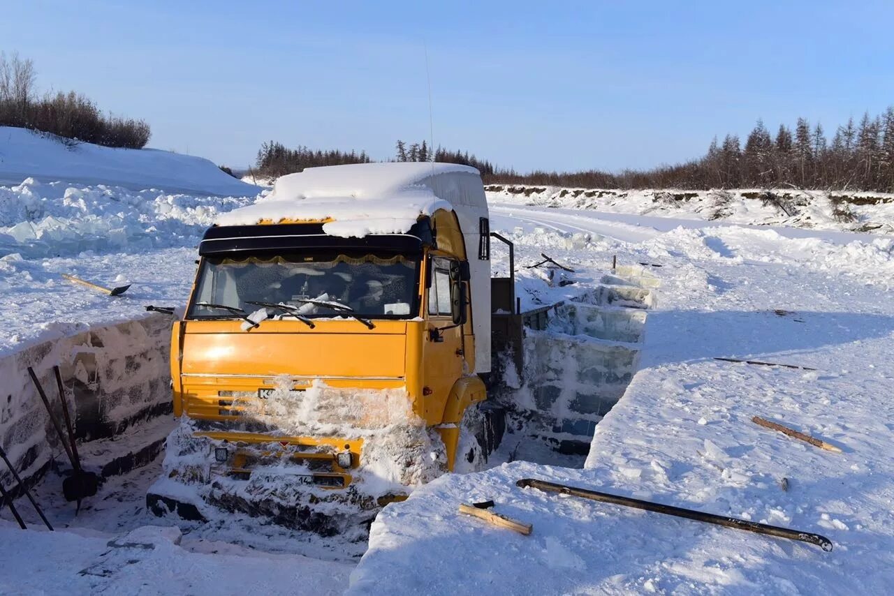 зимник батагай. зимники якутии 2021. камаз зимник. зимник снежный затор. вмерзшие машины на зимниках.