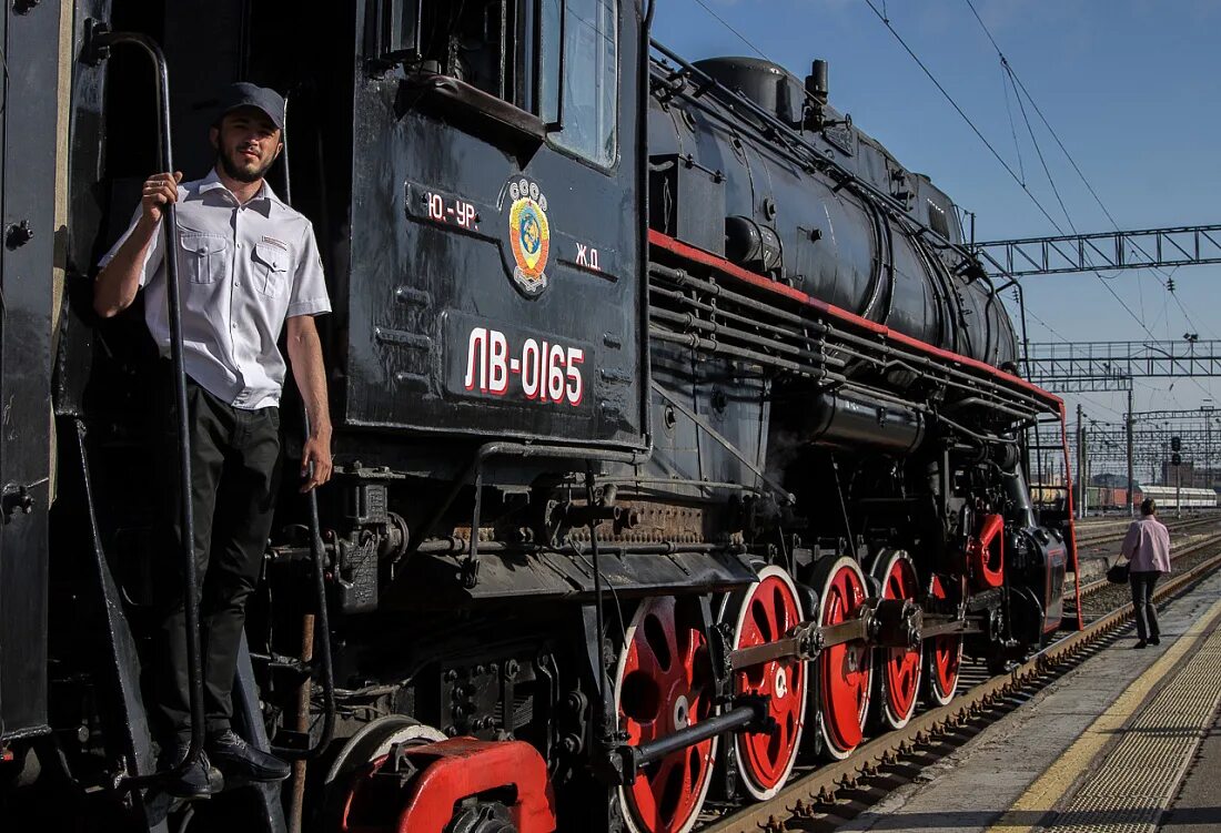 паровоз ржд. электровоз эп2к. поезд ржд. поезда россии. вокзал саратов 1 пассажирский.