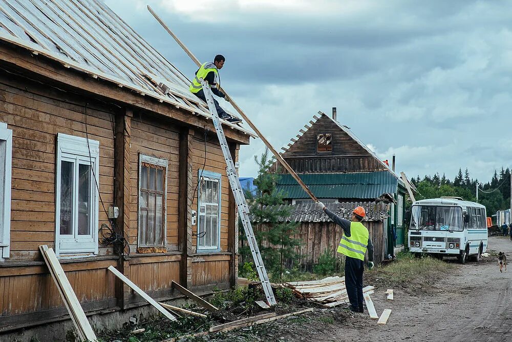 Погода в андреаполе на 10. Ураган в Андреаполе. Торнадо в Андреаполе. Торнадо Андреаполь Тверская область. Ураган в Андреаполе 02.08.2021.