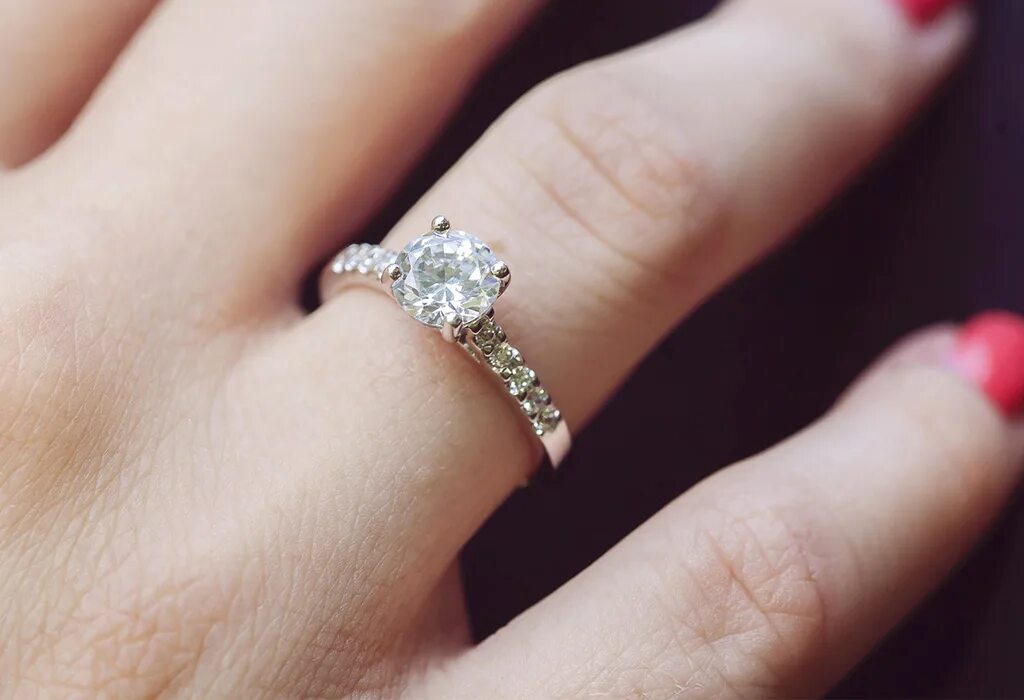 Красивое кольцо на пальце. Кольцо для предложения. Девушка с кольцом на пальце. Кольцо для Помолвки.
