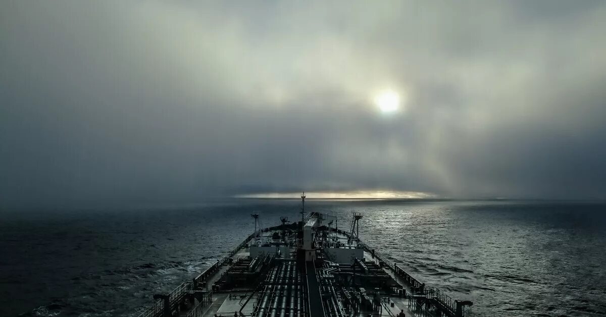 Палуба в тумане. Корабль в тумане. Море в тумане. Туманное море. Море туман корабль.