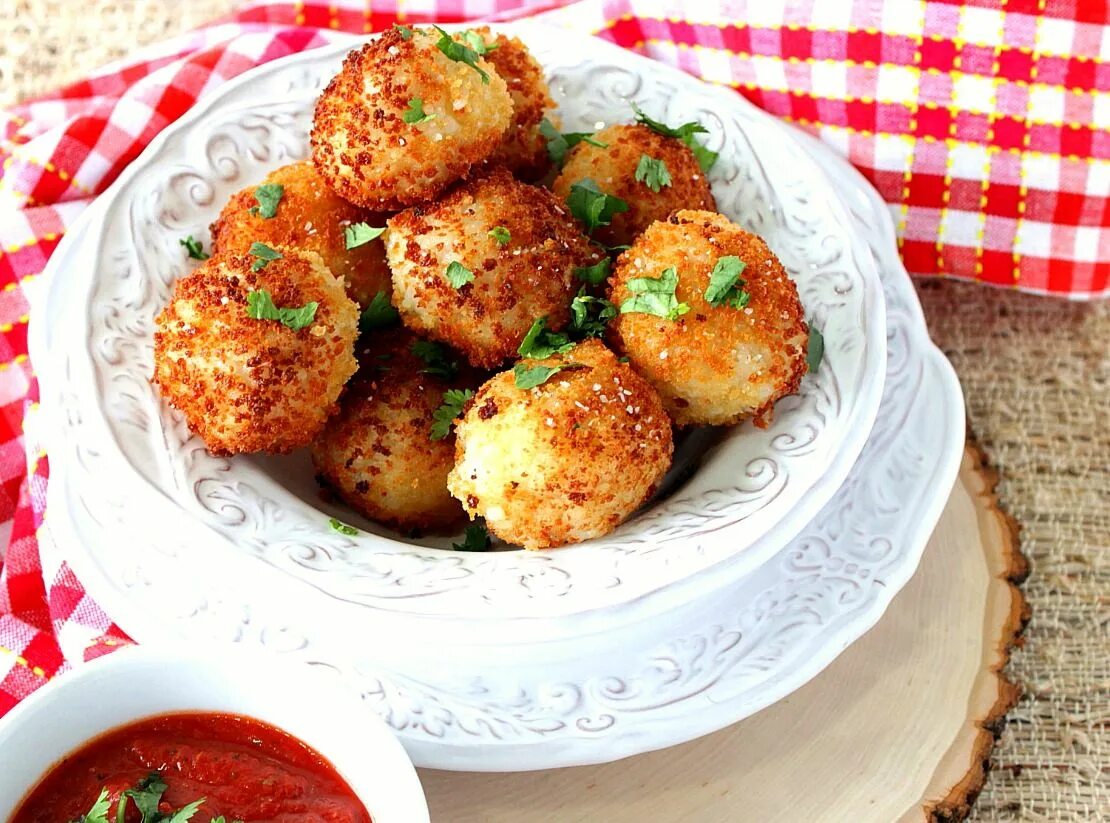 Куриные котлетки с сыром на сковороде. Сырные котлеты. котлеты с сыром. куриные котлеты с сыром. сырные биточки.