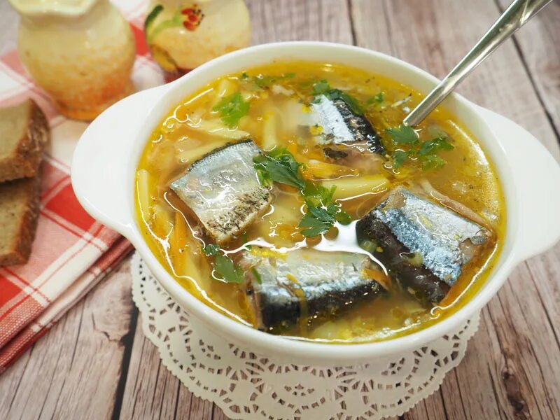 Рецепт супа из скумбрии в масле. Рыбный суп из консервов сайры. Суп с сайрой. Суп с сайрой консервированной. Суп картофельный с рыбными консервами.