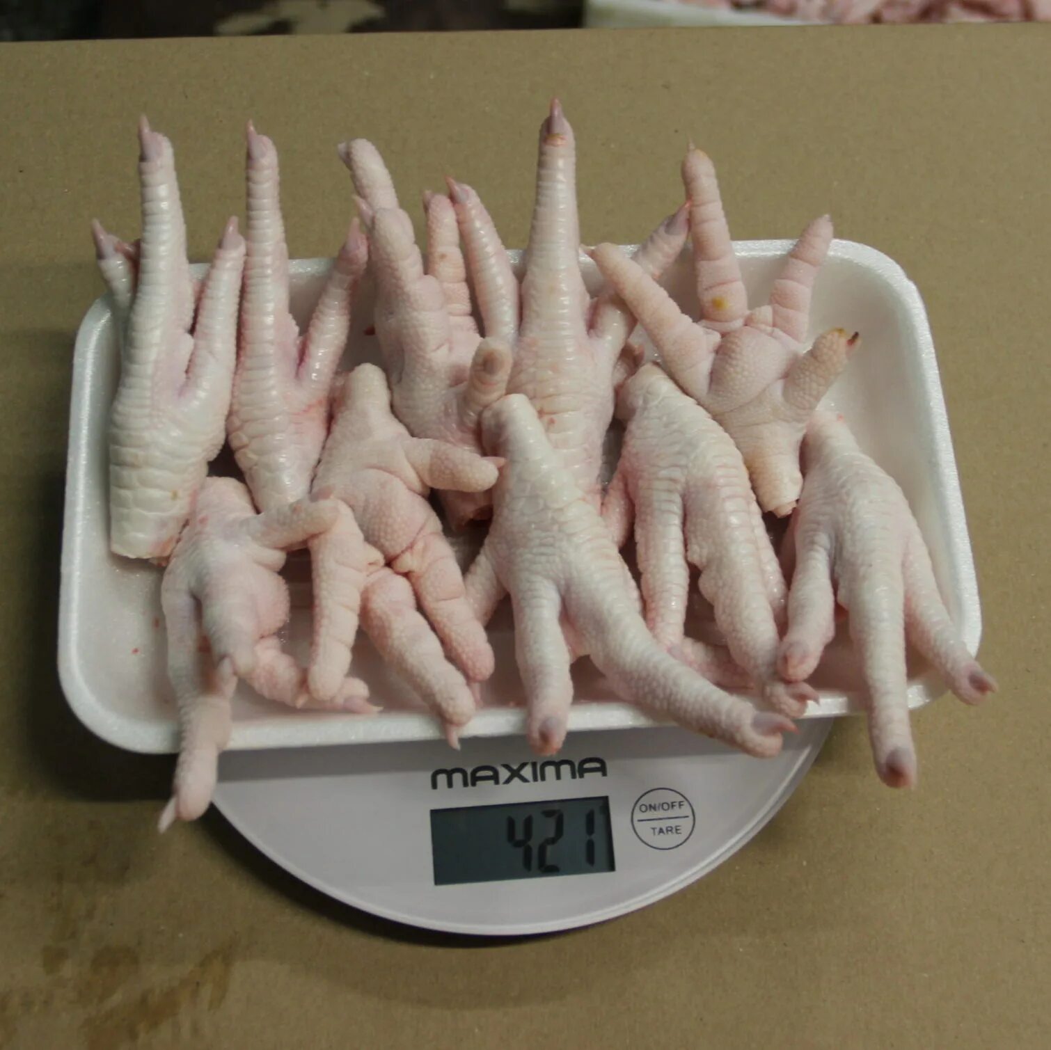 Лапы куриные неочищенные. Желейные лапки. Как чистить куриные лапки. Лапы куриные очищенные. Куриные лапки в соусе.