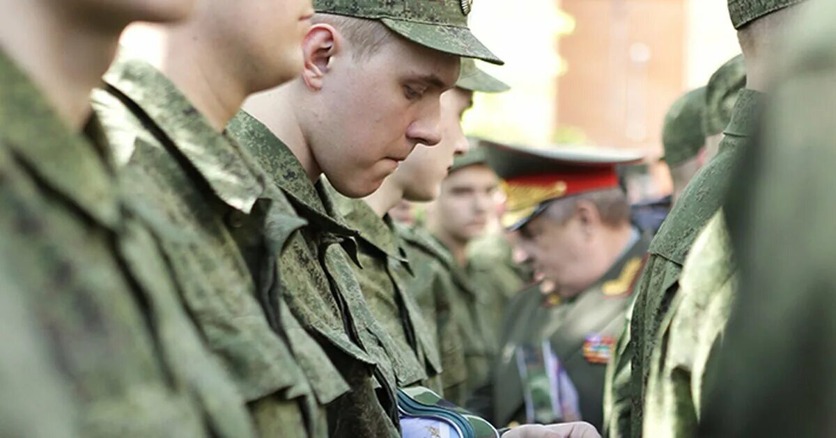 В москве есть военное положение. Московские солдаты. Служи солдат. Дорогой военнослужащий. Солдаты мобилизаци.