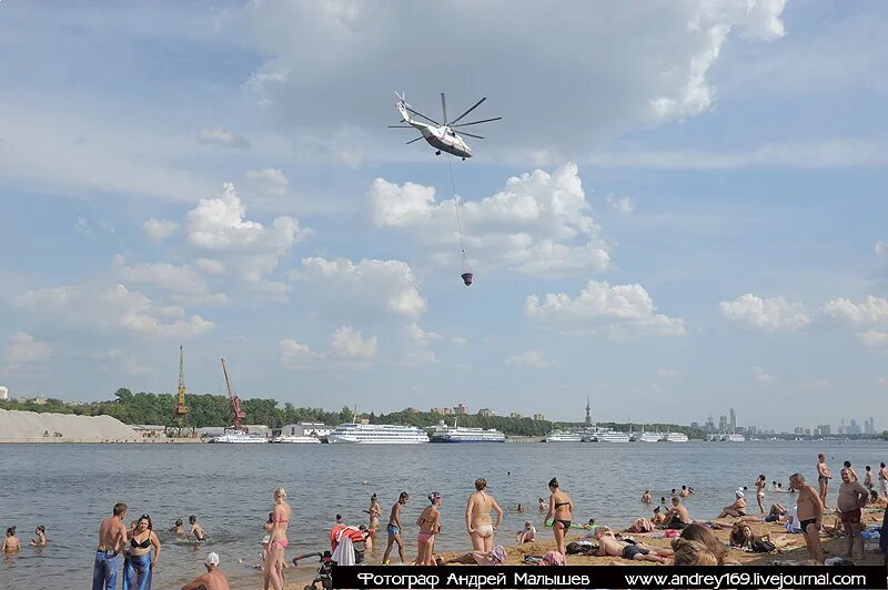 Вертолет над водохранилищем. Химкинское водохранилище парк. Химкинское водохранилище пляж. Химкинское водохранилище достопримечательности. Пляж, Москва пляж Химкинское водохранилище Северное Тушино.