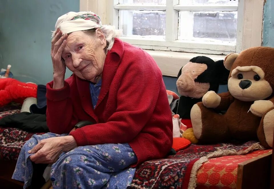 Почему плачет бабушка. Одиночество пожилых людей. Старички в доме престарелых. Одинокие пожилые люди. Одинокие престарелые люди.