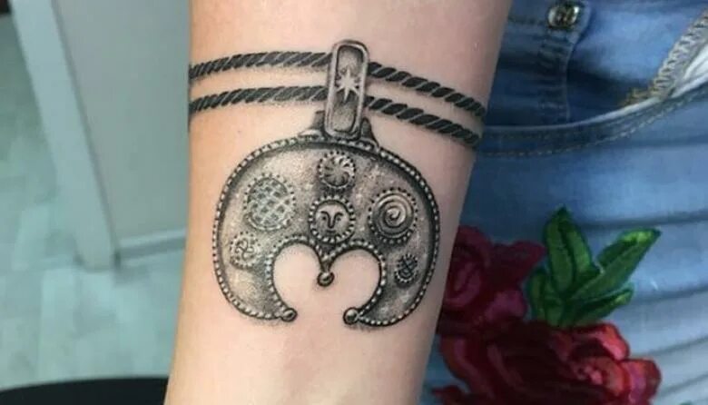 Славянская лунница татуировка. Тату лунница оберег для женщин. Лунница славянский оберег тату. Символ лунница тату. Тату лунница для девушек.