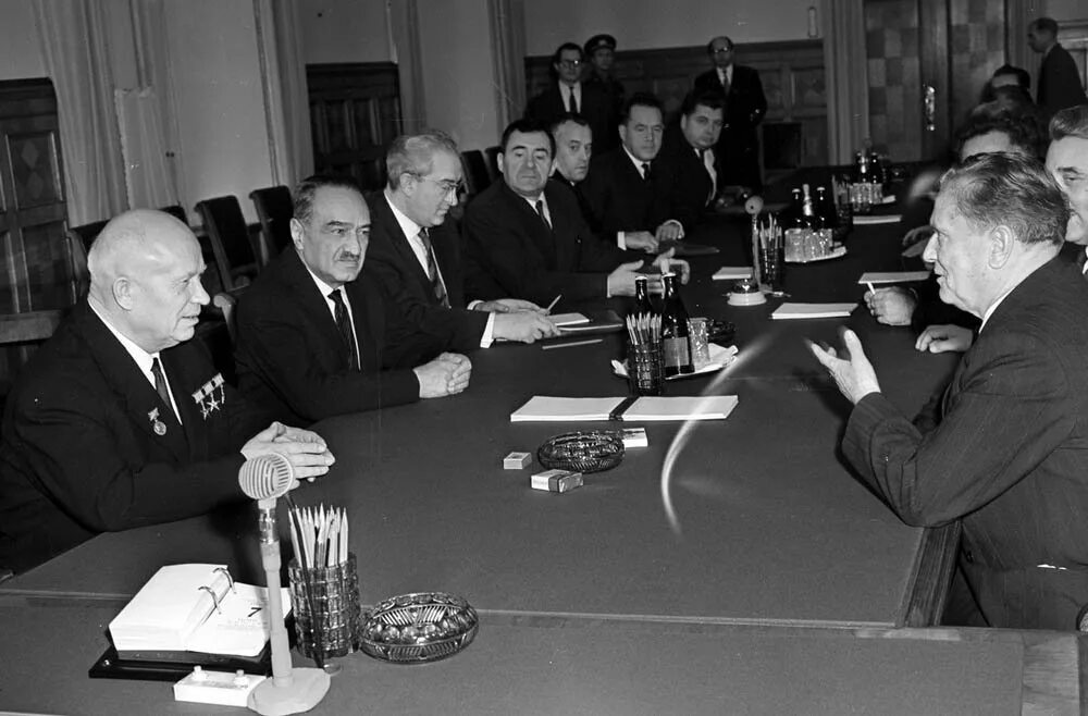 Горбачев пленум цк кпсс. Съезд коммунистической партии брежнев ссср. Заседание политбюро цк кпсс. Здание цк компартии узбекистана. Пленум цк кпсс 1964.