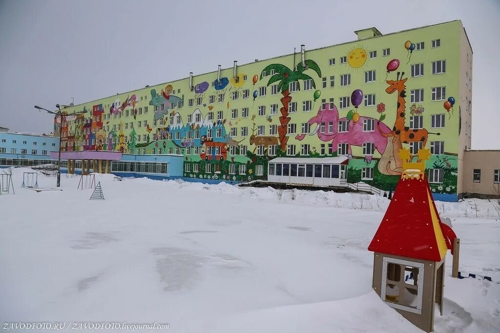 Детская площадка школы 28 норильск. Детская поликлиника норильск на бегичева. Детская площадка школы 28 норильск. Детская больница норильск на 50 лет октября. Детская поликлиника талнах.