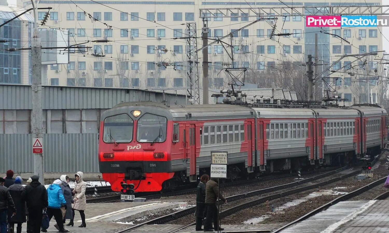 Поезд сальск петербург. Ростовская городская электричка. Электричка Ростов Сальск. Электричка Хапры Западный Ростов. Платформа Сельмаш Ростов.