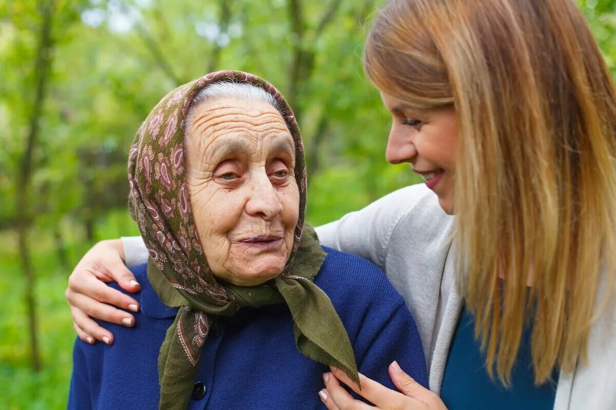 Старуха улыбается. Дайан денгель счастливая старость. Друзья рассказали нам о случившемся бабушка. Старушки сплетницы. Бабульки сплетницы.