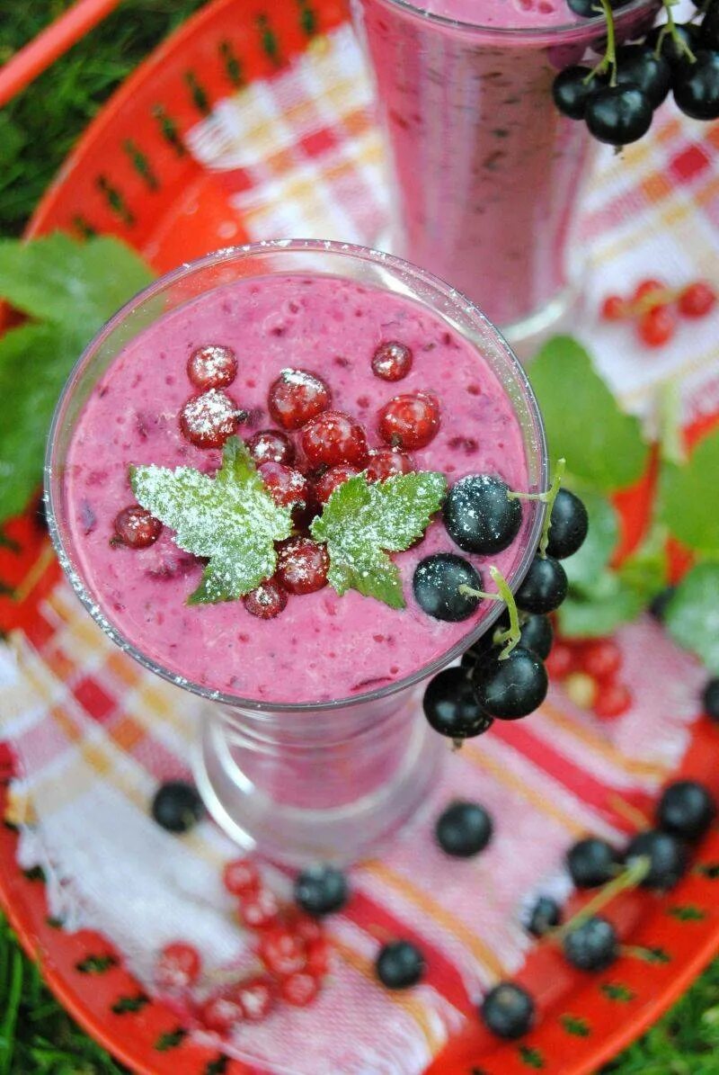 Смузи с красной смородиной. Смузи из смородины. Виноградный смузи. Кисель малиновый. Смузи из смородины.