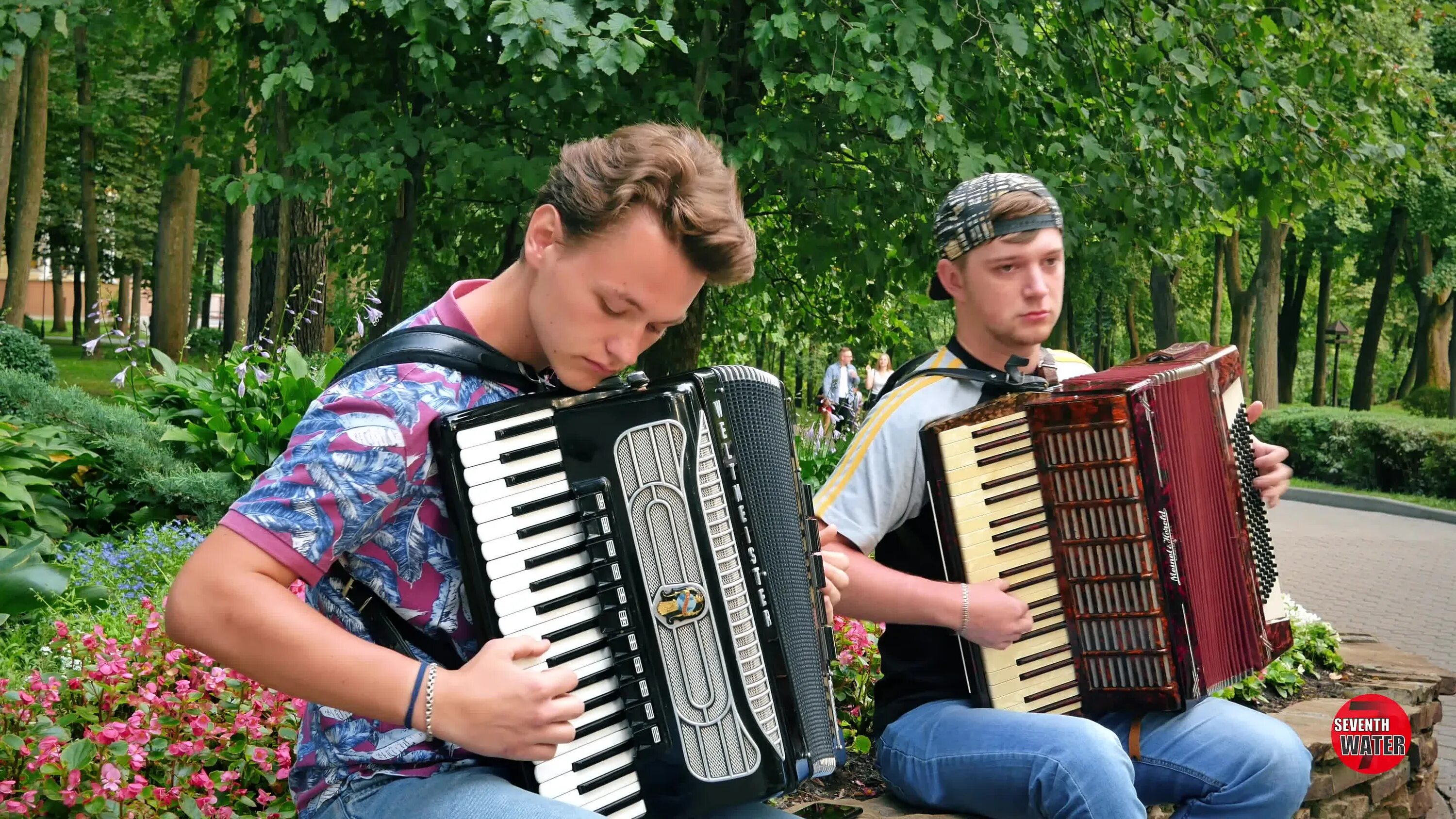 Баян попурри. Баян попурри. Владимир бутусов гармонист. Игра на электро аккордеоне. Ланин александр гармонист.