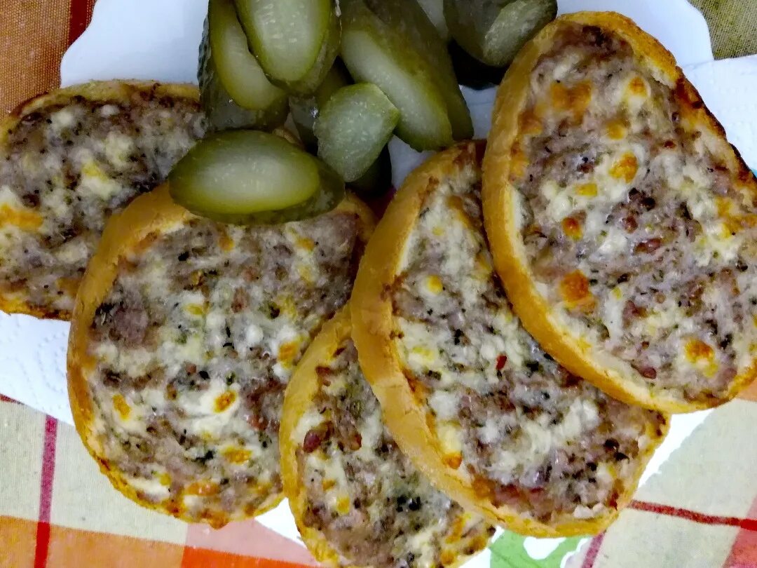 Бутерброд с фаршем и сыром. Бутерброды с фаршем в духовке. горячие бутерброды с фаршем. бутерброды с фаршем на сковороде. хлеб с фаршем на сковороде.