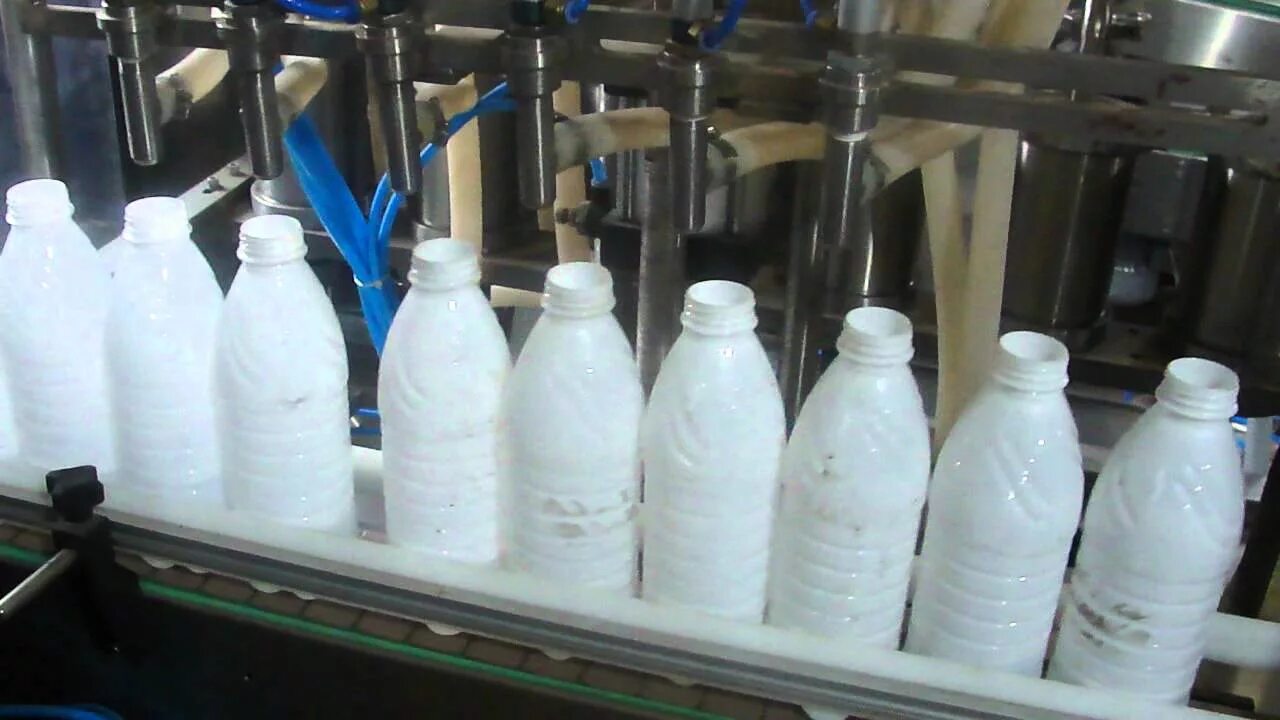 Оборудование для розлива молока в ПЭТ бутылку. Линии розлива молока в ПЭТ. Розлив молока в ПЭТ бутылки. ПЭТ бутылка для молочной продукции. Разлив молока в бутылки