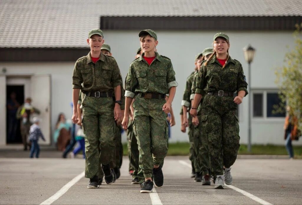 Изменений военной организации. Военно-спортивный лагерь в Дагестане. Военнослужащие со смены на фоне. Дети военно спортивного лагеря в Хабаровске. Смена военные которые были три месяца.