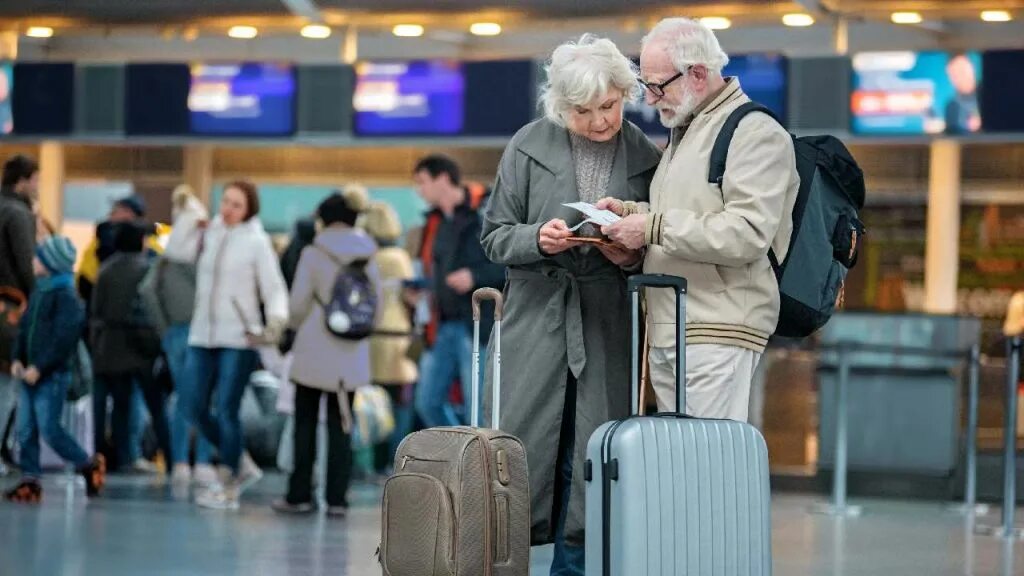 Пенсионеры в самолете. Пенсионеры за границей. Пожилые люди в России. Бабушка в самолете. Пенсия переехавшим из казахстана